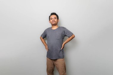 Asyalı bir adam gururlu ve tutkulu hissediyor.