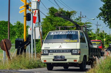 İnşaat malzemeleri için destek demir taşıyan Mitsubishi L300 model bir pikap, 4 Mayıs 2024.