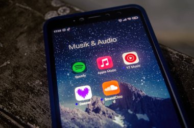 Xiaomi Android akıllı telefonu 12 Mayıs 2024 'te Endonezya' da bir uygulama ya da müzik akış platformları koleksiyonu gösterir..