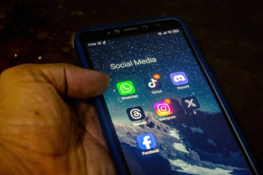 Bir Xiaomi Android akıllı telefonu elinde tutarak 12 Mayıs 2024 'te Endonezya' da sosyal medya uygulamalarının bir koleksiyonunu gösteren bir ekran oluşturdu..