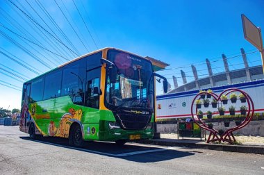 Trans Jatim adlı bir toplu taşıma otobüsü 16 Mayıs 2024 'te Endonezya' daki otobüs duraklarında veya barınaklarda duracak..