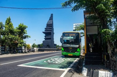 Trans Jatim adlı bir toplu taşıma otobüsü 16 Mayıs 2024 'te Endonezya' daki otobüs duraklarında veya barınaklarda duracak..