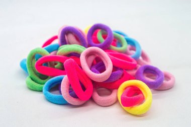 Beyaz arka planda izole edilmiş güzel renkli bir kadının at kuyruğu.