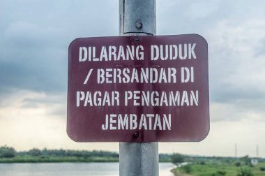 Bilgi panoları ve tabelaların çitlere yaslanması yasaktır. 