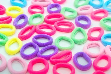 Beyaz arka planda güzel, renkli bir kadının at kuyruğu var.