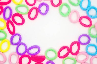 Beyaz arkaplanda atkuyruğu olan güzel renkli kadın saçı fotokopi alanı ile bir çerçeve oluşturuyor