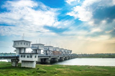 23 Mayıs 2024 'te Endonezya' daki sel sularını kontrol etmek için öğleden sonra Bengawan Solo Nehri 'nde bir baraj inşa edildi..