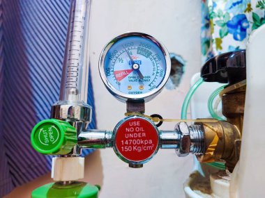 Tıbbi amaçlar için hastanelerde solunum yardımları için oksijen silindiri düzenleyici