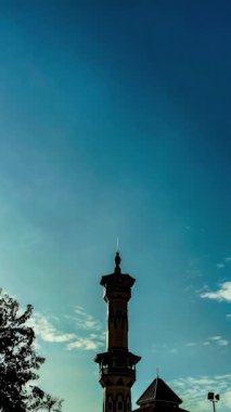 Bulutların zamanlaması veya hızlandırılması, cami kulelerinin siluetleri, Ramazan içeriği, Kurban Bayramı veya Kurban Bayramı için uygun olan İslami nüanslar ve Hijri Yeni Yılı