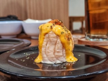 Küçük bir tabak Japon füzyon suşisi. Suşi, nigiri suşi, maki suşi, temari sushi. Bir Japon restoranında gimbab veya Kore kimbap 'ı.
