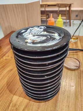 Bir Japon restoranında yiyebildiğin kadar yemek, açık büfe konsepti ve Kaitenzushi ya da taşınan konveyör suşisi olan bir yığın yemek artıkları..