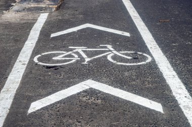 Surabaya şehrinde asfalt yolda bisiklet yolu ya da bisiklet yolu