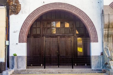 Endonezya 'daki Hollanda sömürge döneminden kalma Avrupa tarzı eski bir binada eski ve klasik büyük bir kapı.