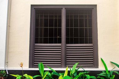 Endonezya 'daki Hollanda sömürge döneminden kalma eski binaların güzel pencereleri. Ön plandaki çimenler ya da süs bitkileri