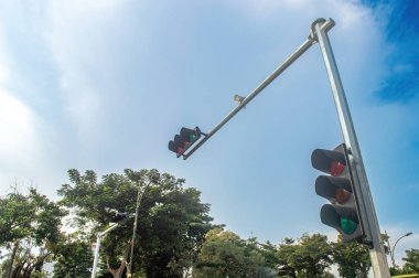 yayaların şehir otobanlarını geçmesine yardımcı olmak için bir semafor trafik ışığı