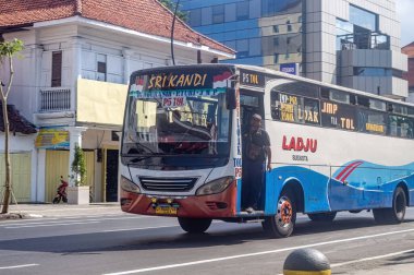 20 Haziran 2024, Surabaya, Endonezya 'nın eski şehir bölgesinde yol kenarı yemekhanesi..