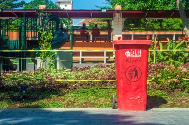Surabaya, Endonezya 'da bir kamu parkında kırmızı bir çöp kutusu, 20 Haziran 2024.