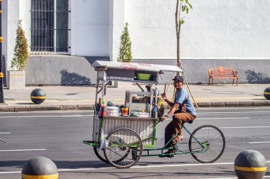 20 Haziran 2024 Surabaya, Endonezya sokaklarında trishaw ile seyahat eden Bakso ya da Köfte Sokağı yiyecek satıcısı.