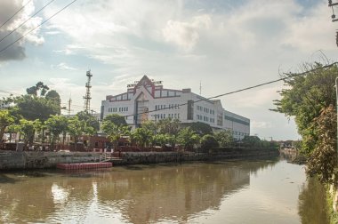 Surabaya, Endonezya 'daki Jembatan Merah Plaza' nın yanındaki Kalimas nehri manzarası, 20 Haziran 2024.