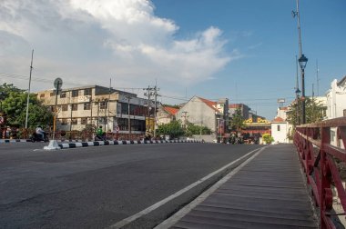 Surabaya, Endonezya - 20 Haziran 2024 - Kızıl Köprü (Jembatan Merah), 1945 yılında General Mallaby 'nin öldürüldüğü Müttefik birliklerine karşı Surabaya' daki tarihi anıtlardan biridir.