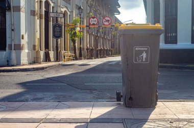 20 Haziran 2024 Surabaya, Endonezya 'da bir otoyolun kenarındaki kaldırımda bir çöp tenekesi..