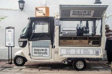 20 Haziran 2024 'te Endonezya' daki seyyar kahve dükkanına modifiye edilmiş bajaj kullanarak sütlü kahve gibi çağdaş içecekler satan sokak kahvesi girişimcisi..