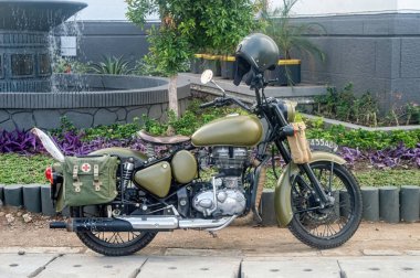 Klasik bir Royal Enfield klasik Pegasus motosikleti 20 Haziran 2024 'te Surabaya, Endonezya' da park edilmiş..
