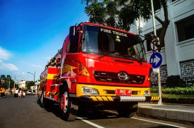 Surabaya İtfaiye Departmanı 'na ait bir itfaiye aracı ya da araba 20 Haziran 2024' te Endonezya 'da yol kenarına park edilmiş..