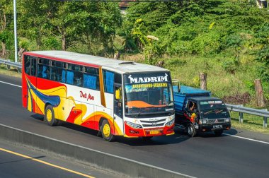 Dali Mas adında şehirlerarası bir otobüs 16 Temmuz 2024 'te Endonezya' da otoyolda pervasız ya da aşırı hız yapan bir kamyoneti solladı..