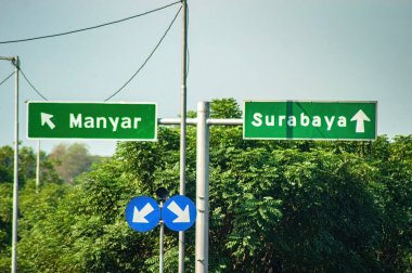 Surabaya ve Manyar 'a, Gresik' e, Endonezya 'ya 16 Temmuz 2024' te ikiye bölünen yolun konumu için bir tabela..