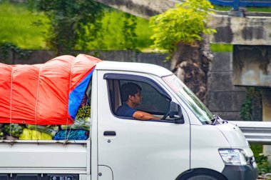 Sebze taşıyan bir kamyonet, 16 Temmuz 2024 'te Endonezya' nın Gresik otoyolu üzerindeki markete doğru hızla gidiyordu..