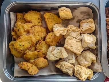 Geleneksel Endonezya kahvaltısı ya da atıştırmalık kızarmış tempeh ve bakwan karışımı..