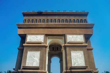 Kediri 'deki Simpang Lima Gül anıtı, açık bir günde ele geçirildi. Bu ikonik mimari yapı 27 Temmuz 2024 'te Endonezya' nın popüler bir turizm merkezi ve sembolüdür..