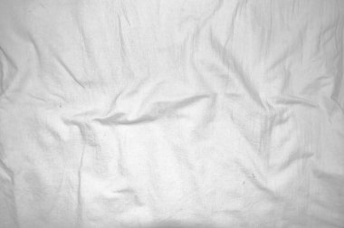 Karmaşık dokuma detaylarıyla kırışık beyaz kumaşı kapat, arka plan veya tasarım için mükemmel. Doku ve buruşukluk maddeye derinlik ve ilgi ekler.