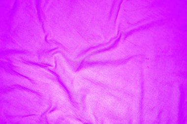 Karmaşık kıvrımlı buruşuk mor kumaş dokusu, arka plan ya da tekstil tasarımı için mükemmel..