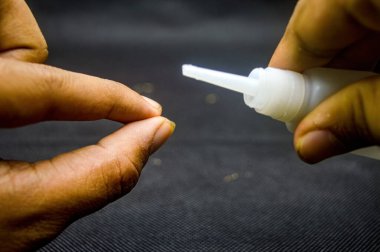 Ellerinizi siyanoakrilat etil yapıştırıcı sürerken kapatın. Hassasiyet ve güç gösterisi yapın. DIY projeleri, tamiratlar ve el işleri için ideal. Odak nozül ve bir damla yapıştırıcıya odaklanır.