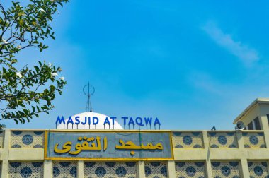Mavi gökyüzü ile Taqwa 'daki Mescid cephesinde İslami mimari ve kültürel miras sergileniyor. Camiinin çevirisi: Taqwa 'daki mescitin adı
