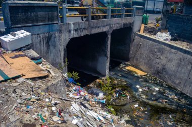 Kirli şehir nehri çöp ve molozlarla tıkanmış, çevre sorunları ve atık yönetimi sorunları vurgulanmış, Endonezya, 18 Eylül 2024.