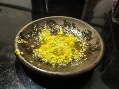 Canlı yeşil sambal ijo 'yu kırsal bir kasede kapayarak taze ve baharatlı dokusunu sergiliyor. Yemek siteleri, yemek blogları ve geleneksel Endonezya mutfağının tanıtımı için mükemmel.