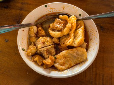 Lezzetli bir Endonezya çorbası olan baharatlı Cuanki, beyaz kasede servis edilir.