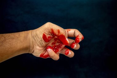 Çaresiz bir mücadeleyi sembolize eden kanlı avuç içinin dramatik bir görüntüsü.