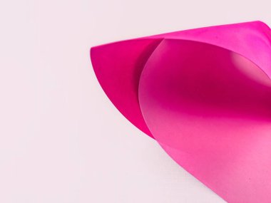Pürüzsüz, katlanmış pembe kağıt dokusu ve geniş bir kopya alanı var. Markalaşma, minimalist tasarımlar veya ürün fotoğrafçılığı için ideal bir zemin