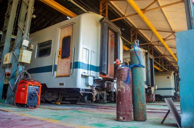 Balai Yasa Surabaya Gubeng, PT Kereta Api Endonezya 'da tren bakım atölyesi. Kaynak ekipmanları ve gaz silindirleri, Endonezya, 6 Ekim 2024.