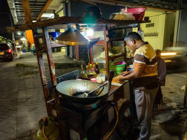 Kalabalık bir pazarda aromatik pilav pişiren canlı bir sokak satıcısı Endonezya 'nın zengin aşçılık sahnesi ve Endonezya' nın canlı sokak yemekleri kültürü, 5 Ekim 2024.