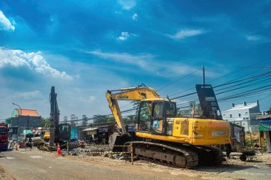 Kazı makineleri ve kamyonlar da dahil olmak üzere ağır makineli yol inşaatı sahnesi. Kentsel kalkınma, altyapı ve inşaat faaliyetlerini resmetmek için ideal, Endonezya, 31 Ekim 2024