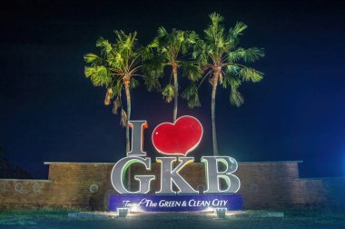Arka planda palmiye ağaçları olan GKB konut kompleksinin canlı bir gece görüntüsü, Endonezya 'nın Yeşil ve Temiz Şehir sloganını vurguluyor, 4 Kasım 2024.