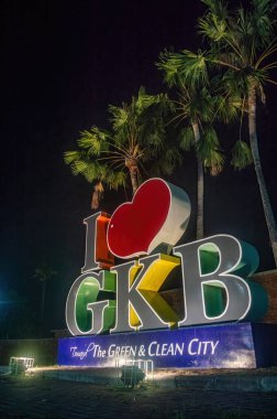 Arka planda palmiye ağaçları olan GKB konut kompleksinin canlı bir gece görüntüsü, Endonezya 'nın Yeşil ve Temiz Şehir sloganını vurguluyor, 4 Kasım 2024.