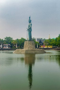 Soekarno Anıtı, Endonezya 'nın ilk başkanı, 16 Kasım 2024' te, Semarang, Endonezya 'da bir halk parkında ayakta duruyor.