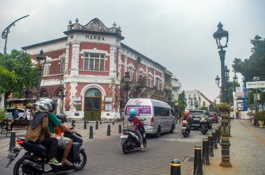Semarang Eski Kasabası 'ndaki tarihi Marba Binası, Hollanda sömürge mimarisi ile birlikte, tarih ve modern yaşam, Endonezya' yı birleştiren hareketli bir şehir sahnesinin ortasında duruyor, 16 Kasım 2024