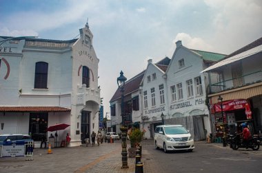 Semarang Eski Kasabası, sömürge dönemi binalarının ve hareketli sokak hayatının cazibesini yakalıyor. Bölge, tarih ve modernliğin canlı bir karışımıdır, Endonezya, 16 Kasım 2024